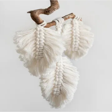 white 3 feather syle wall hanging