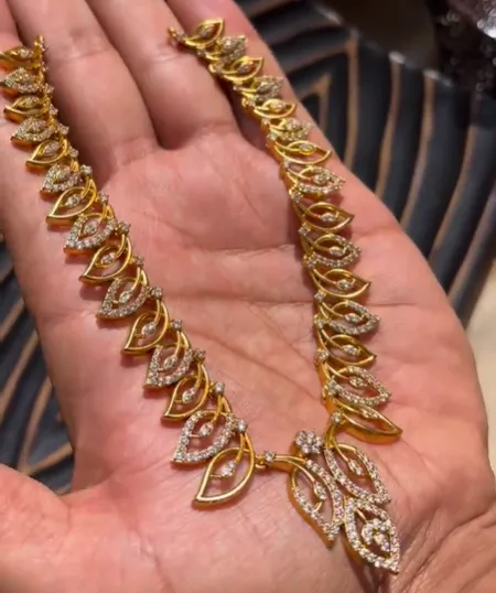 Classy and trendy neckset