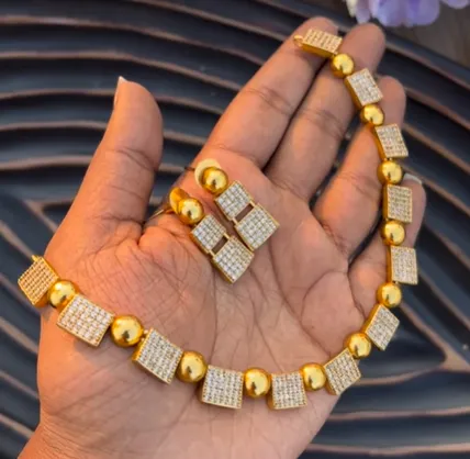 Classy and trendy neckset