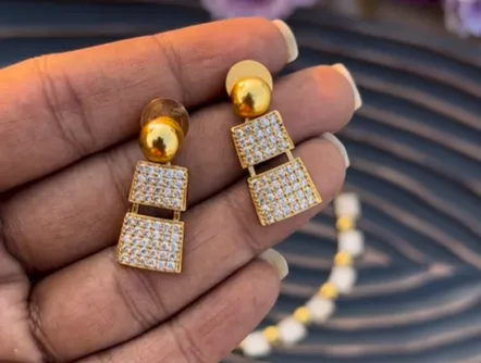 Classy and trendy neckset